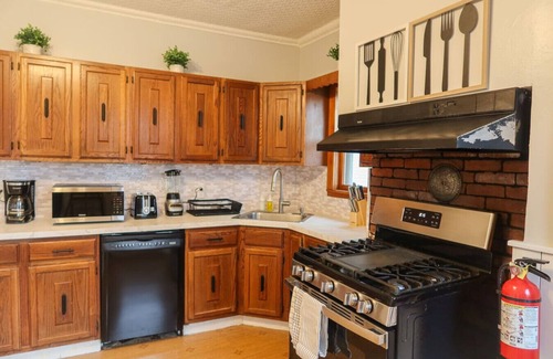 West Orange Apartamento | Cozy 2BR - 5' to NYC Train & 10' to Seton Hall