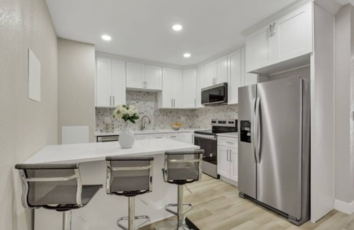 Aurora Casa | Charming 2-bedroom walkout basement house with WiFi, AC in pleasant Aurora