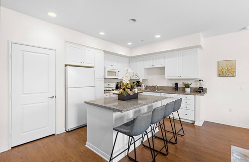 Irvine Cama Y Desayuno | Charming 2-bedroom with fitness room located within walking distance to spectrum