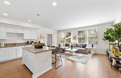 Irvine Cama Y Desayuno | Charming 2-bedroom with fitness room located within walking distance to spectrum