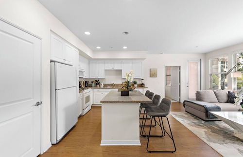 Irvine Cama Y Desayuno | Charming 2-bedroom with fitness room located within walking distance to spectrum