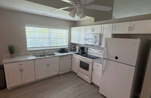 Greater Northdale Condominio | Charming 2 BR condo with golf course views in North Tampa! Snowbirds welcome!
