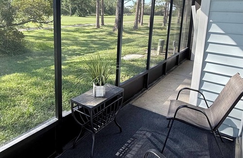 Greater Northdale Condominio | Charming 2 BR condo with golf course views in North Tampa! Snowbirds welcome!