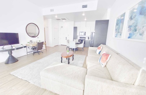 Little Tokyo Casa | Charming 2-BR Penthouse in marvelous Los Angeles with WiFi, AC, fitness room
