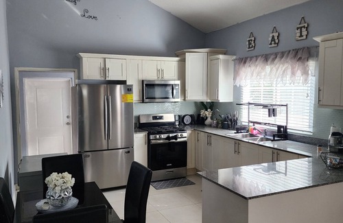 Kingston Casa | Charming 2-bedroom house with AC and WiFi in lovely St. Catherine Parish