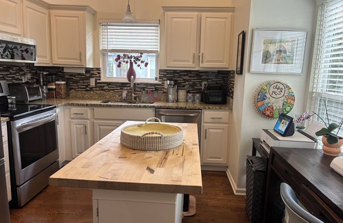 Lenexa Casa | Charming 2B/1Bth One Level TH -1 mile from I35-15 min. to Dntn KCMO.