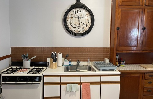 Carpentersville Apartamento | Charming 2BR/1BA Located in the ❤️ Of Downtown East Dundee