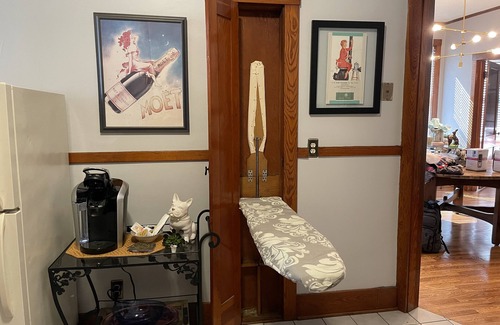 Carpentersville Apartamento | Charming 2BR/1BA Located in the ❤️ Of Downtown East Dundee