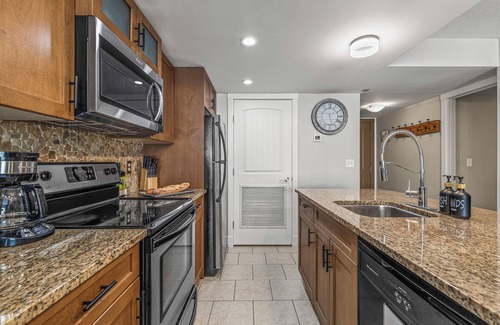 Dead Man's Flats Apartamento | Charming 2BR condo near Canmore and Banff - Hot tub, gym, pet friendly