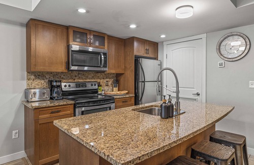 Dead Man's Flats Apartamento | Charming 2BR condo near Canmore and Banff - Hot tub, gym, pet friendly