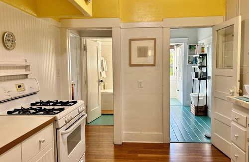 Silver Lake Apartamento | Encantador 2BR Cape-style en Silver Lake con Sun Porch y vistas