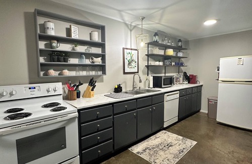 Natchitoches Apartamento | Charming 2BR Guesthouse, King Beds, Kitchen & Onsite Parking & Close to Downtown