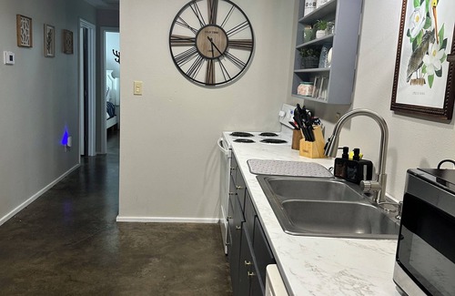 Natchitoches Apartamento | Charming 2BR Guesthouse, King Beds, Kitchen & Onsite Parking & Close to Downtown