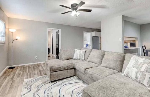 Lawton Apartamento | Charming 2BR in Central Lawton - Near Fort Sill!