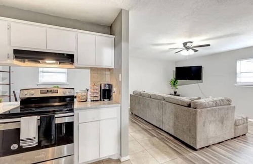 Lawton Apartamento | Charming 2BR in Central Lawton - Near Fort Sill!