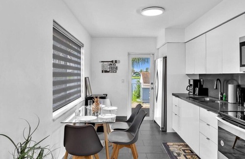 Davie Casa | Charming 2BR Lakefront Cottage in Davie near Beach