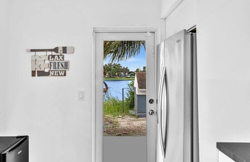 Davie Casa | Charming 2BR Lakefront Cottage in Davie near Beach