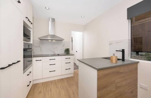 Railway Estate Casa | Acogedora casa de 2 habitaciones, a 5 minutos de Netflix libre de CBD