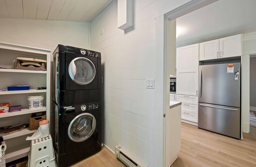 Ephraim Casa | Charming 2BR Retreat | Walk to Sunsets on the Bay