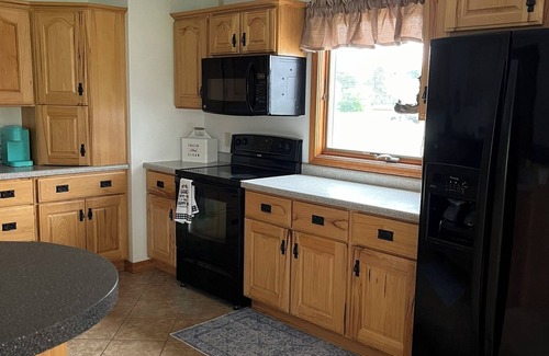Oshkosh Casa | Charming 3+ bdrm 3 bath house in Oshkosh on Sawyer Creek & Fox River near EAA