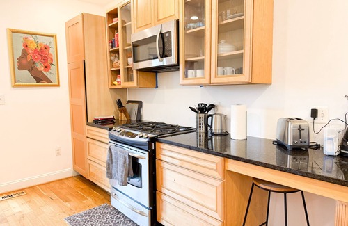 Kingman Park Cama Y Desayuno | Charming 3 Bed, 3 Bath B&B in Vibrant Capitol Hill.