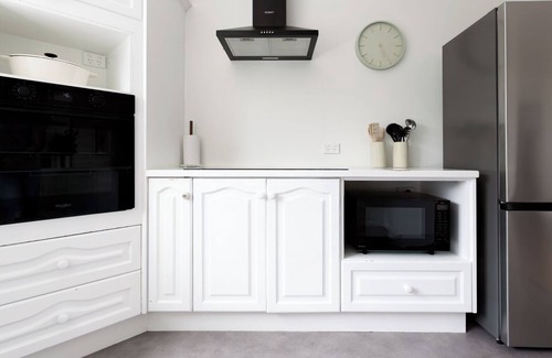 Newstead Apartamento | Charming 3-Bedroom Home with Sunroom & Parking