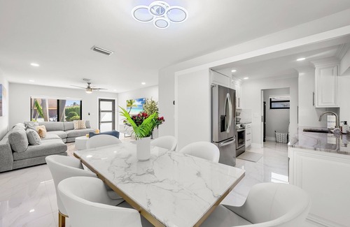 Tropic Palms Casa | Charming 3-bed House in Delray Beach, Fence yard/grill/loungers/safe & quite