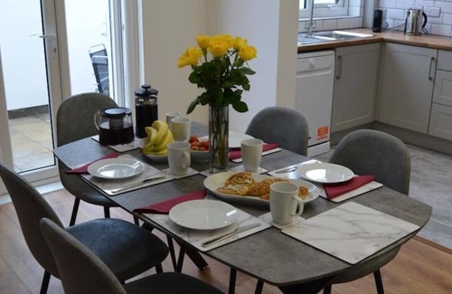 Liverpool Casa | Charming 3-Bed Period Terrace with Free Wi-Fi & Great Transport Links