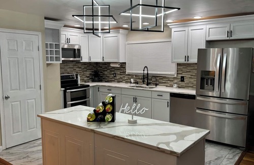 Norfolk - Virginia Beach Casa | Charming 3-bedroom upstairs unit apartment with WiFi and AC in Virginia Beach!!!