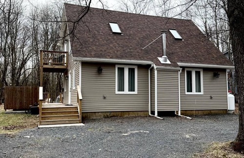 Albrightsville Chalet De Esquí | Charming 3-bedroom chalet with, Hot tub,Game room,Fireplace, near Jim Thorpe.