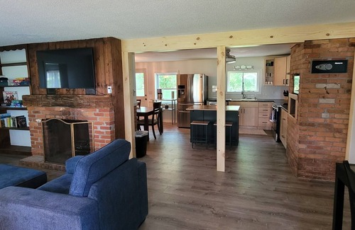 Oak Harbor Casa | Charming 3-bedroom 2 bathroom house steps from the public beach in Oak Harbor