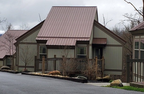 Gatlinburg Cabaña | Charming 3-bedroom cottage in heart of Gatlinburg