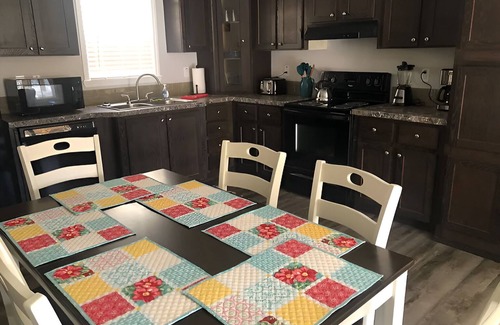 Candler Cabina | Charming 3-bedroom cabin with AC and WiFi