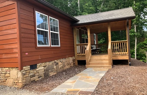 Candler Cabina | Charming 3-bedroom cabin with AC and WiFi
