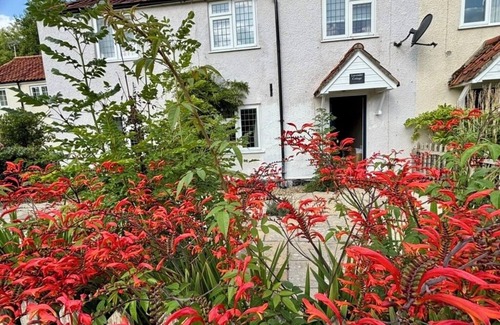 Dereham Cabaña | Charming 3-Bedroom Cottage in Worthing, Norfolk – Sleeps up to 8.