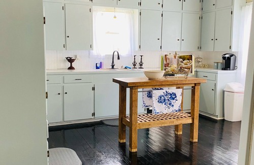 Bellville Cabaña | Charming 3-bedroom country cottage on a Small pond