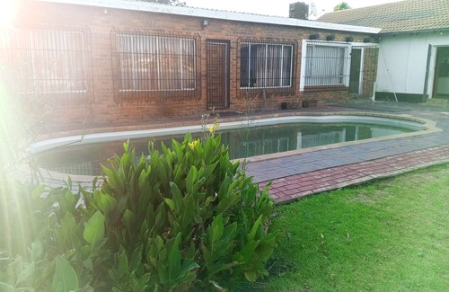 Germiston Cabaña | Charming 3-bedroom cottage with AC and WiFi in enchanting Germiston