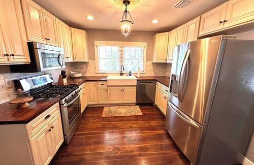 Historic District Casa | Charming 3-bedroom Historic Bungalow Beauty in the heart of Ocala near WEC!