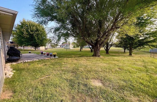 Boonville Casa | Charming 3-bedroom house with large fenced in backyard-Relax Enjoy Mid-Missouri