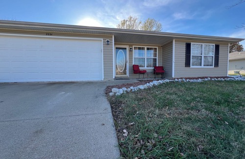 Boonville Casa | Charming 3-bedroom house with large fenced in backyard-Relax Enjoy Mid-Missouri