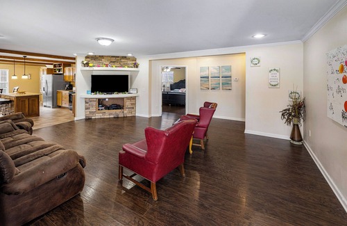 Dandridge Casa | Charming 3-bedroom house with WiFi, AC in enchanting hold up to 10 guest