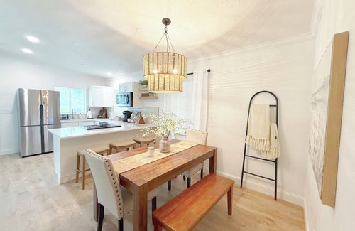 Tropic Casa | Charming 3-bedroom house with fitness room and AC in fabulous Melbourne