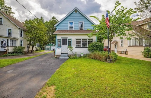 North Greece Casa | Charming 3-bedroom house in Rochester 2 min form waterfront & other activities