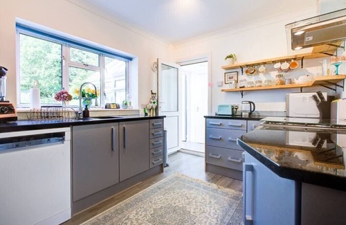 Horley Casa | Charming 3-Bedroom Home with Large Garden