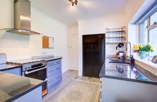 Horley Casa | Charming 3-Bedroom Home with Large Garden