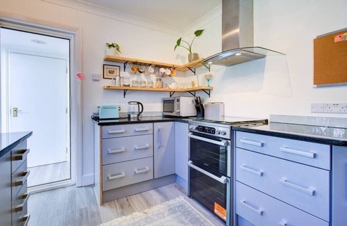 Horley Casa | Charming 3-Bedroom Home with Large Garden