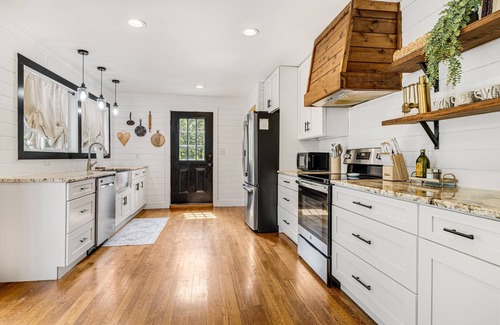 Canton Casa | Charming 3-Bedroom Home - Power, Water, Fast WiFi, Firepit, Grill - 25m to AVL