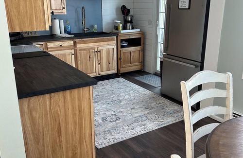 Warren South Casa | Charming 3-bedroom home on family-friendly quiet street in Warren