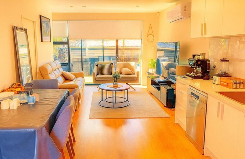 Auckland Casa | Charming 3-bedroom house with fitness room, WiFi in vibrant Auckland