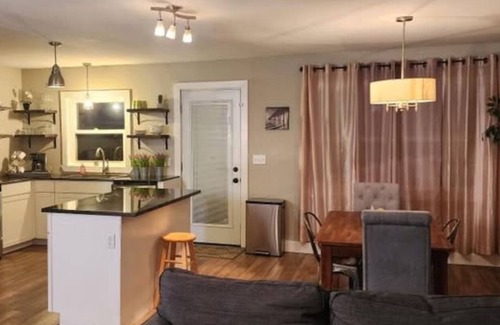 Cortland Casa | Charming 3-bedroom house close to the lake